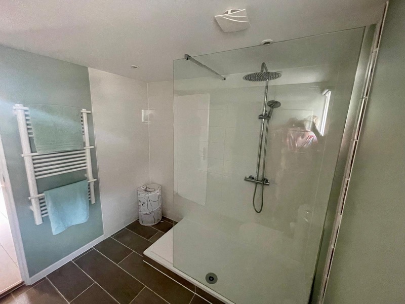 Newly renovated bathroom in the Courtyard Gîte